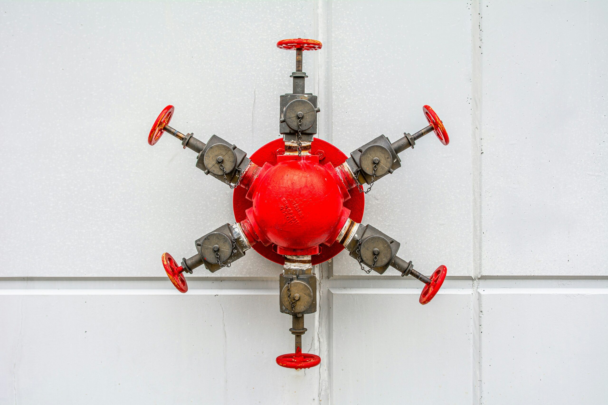 An educational diagram displaying the mechanical differences between high-pressure water mist nozzles and traditional fire suppression sprinklers.