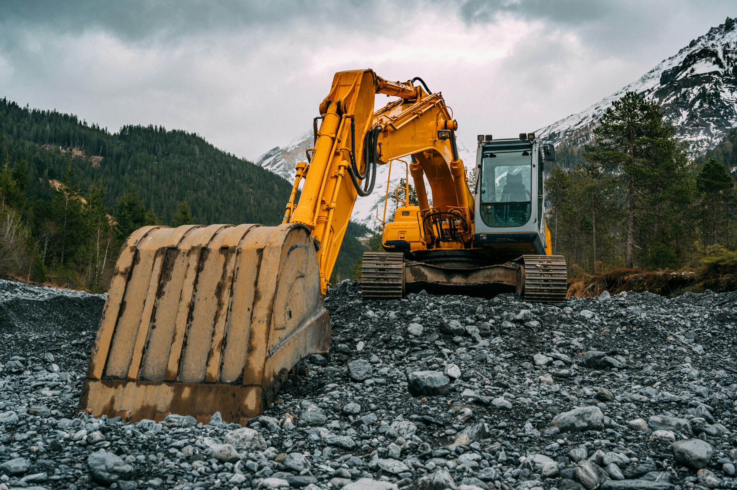A professional operator using a 360 tracked machine while completing a workplace assessment for the CPCS NVQ Excavator qualification.